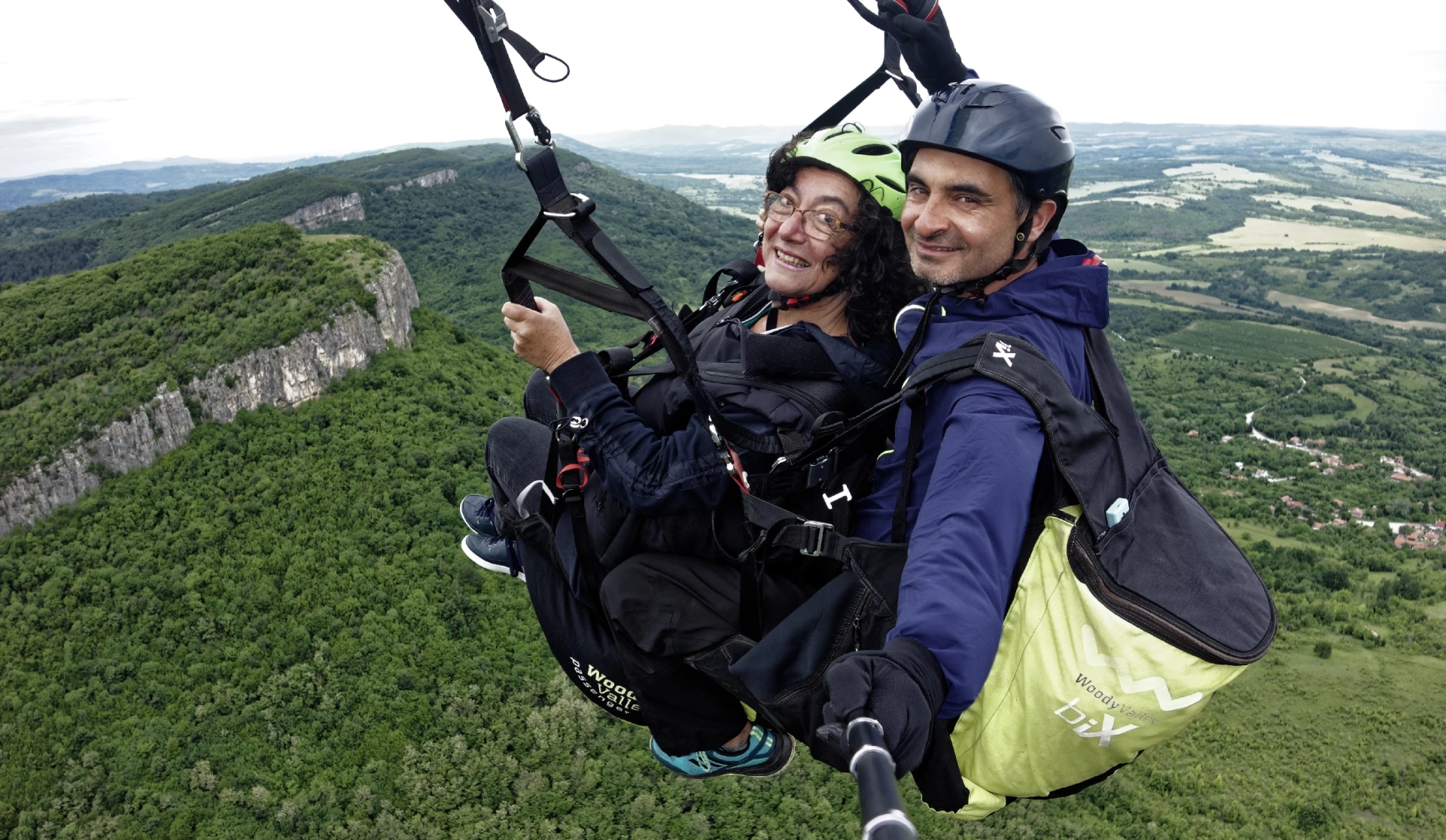 тандемен полет с парапланер Изберете своя пакет за летене - атрактивни цени и многообразие от тандемни полети. Подарете си неповторимо изживяване !